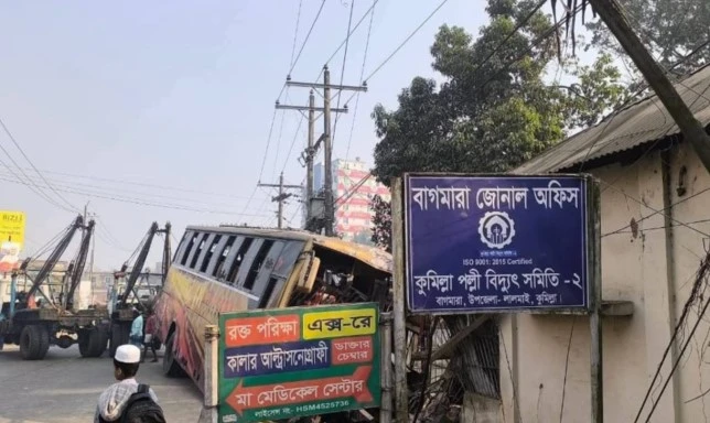 কুমিল্লায় যাত্রীবাহী বাসের ধাক্কায় পল্লী বিদ্যুৎ অফিস ক্ষতিগ্রস্ত
